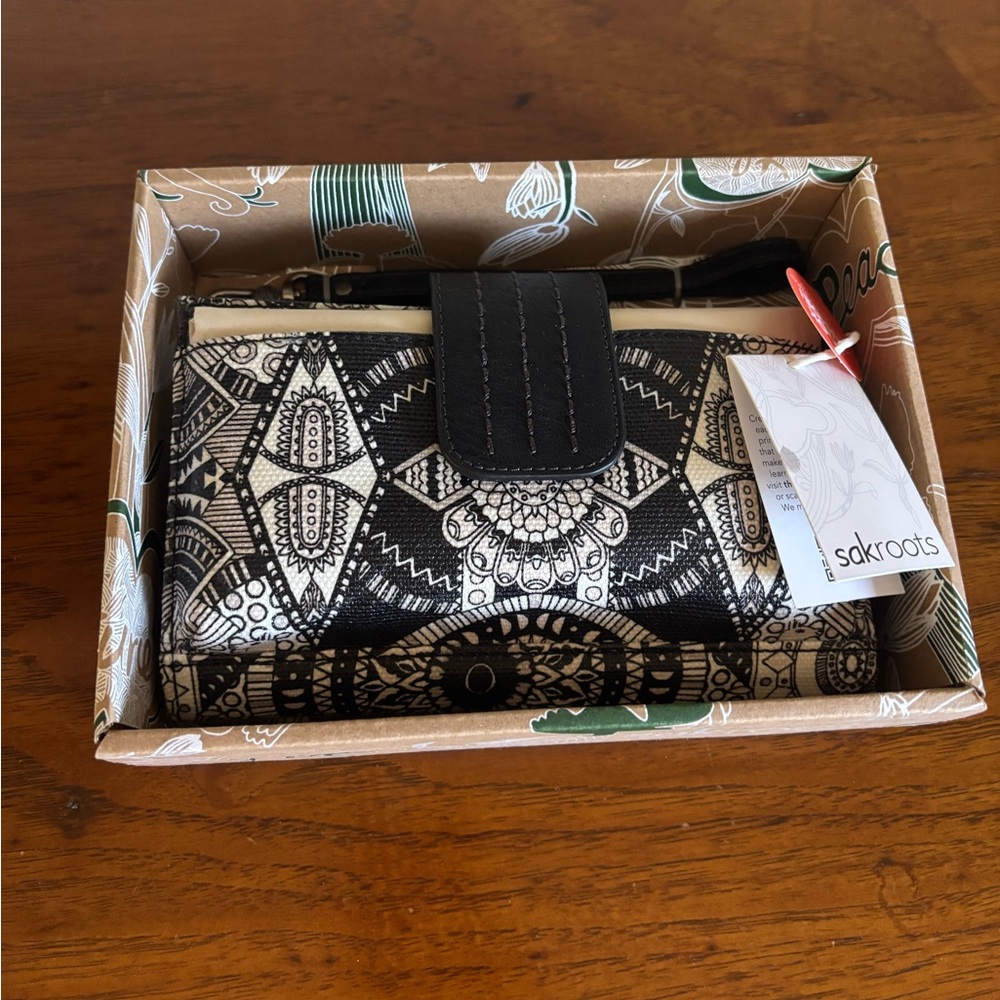 NWT Sakroots Cellphone Crossbody Wristlet Bag